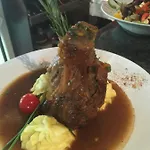 舒琛豪斯酒店 Uznach