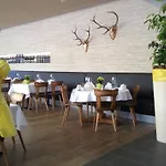 舒琛豪斯酒店 3* Uznach