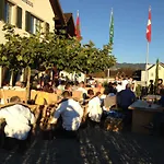 舒琛豪斯酒店 Uznach