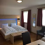 舒琛豪斯酒店 Uznach