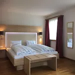舒琛豪斯酒店 Uznach